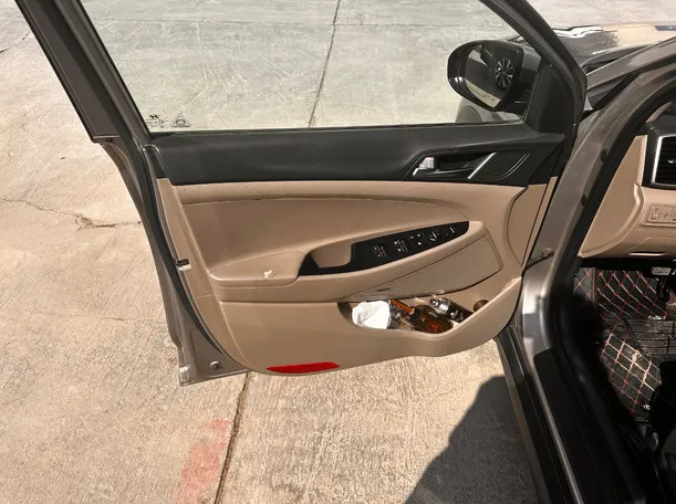 Car image 10