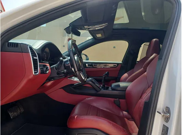 Car image 12