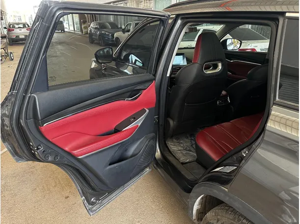 Car image 12