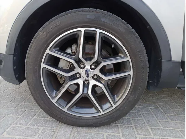 Car image 9