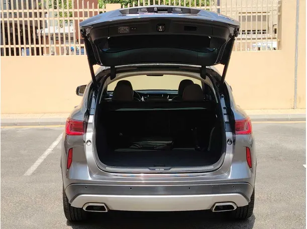Car image 26