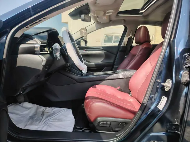 Car image 14