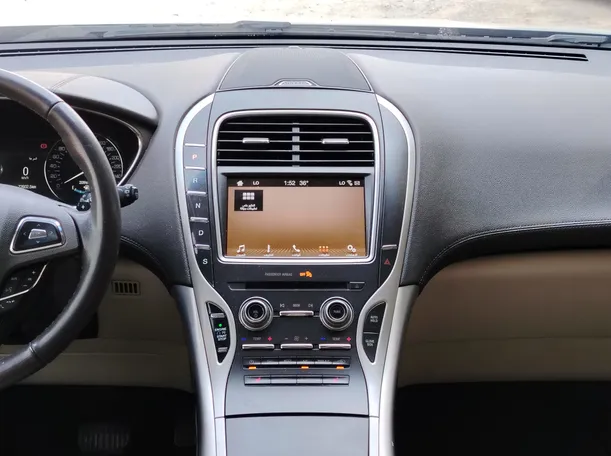 Car image 19