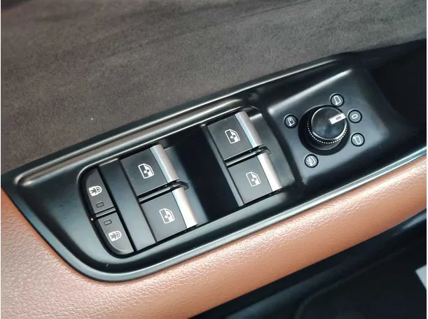 Car image 34