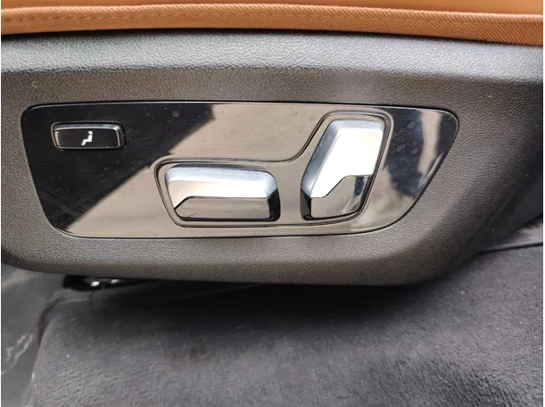 Car image 33