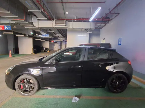 Car image 4