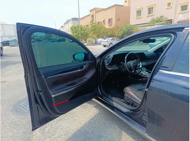 Car image 11