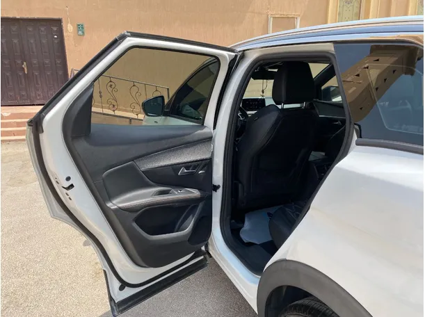 Car image 12