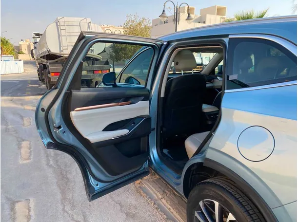Car image 10