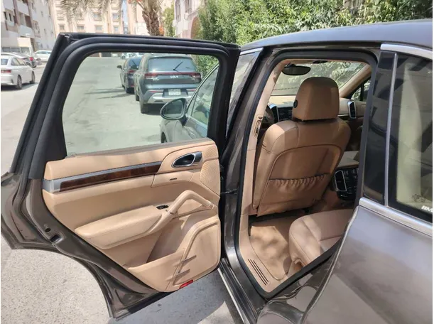 Car image 16