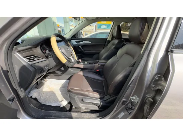 Car image 10