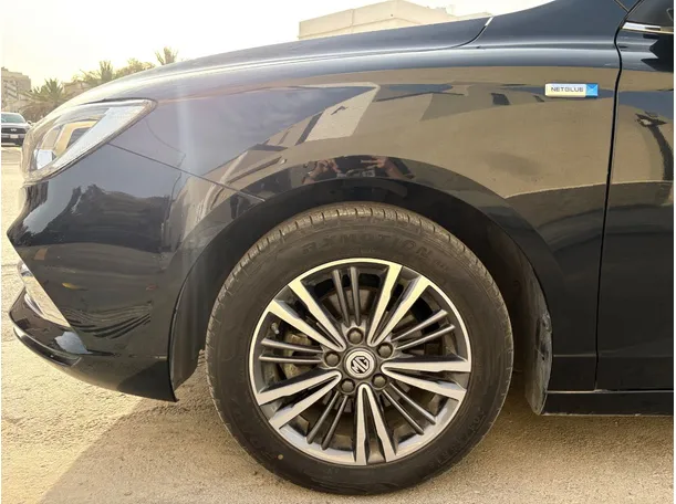 Car image 9