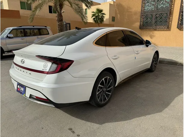 Car image 4