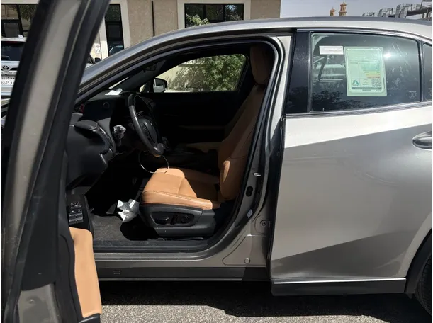 Car image 11