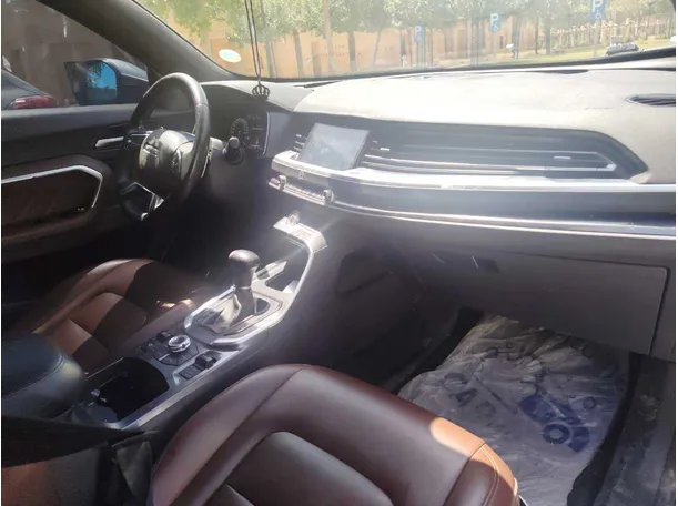 Car image 14
