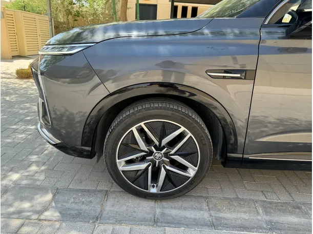 Car image 9