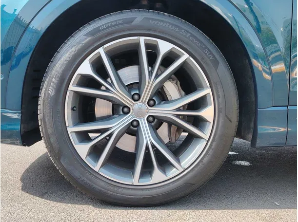 Car image 10