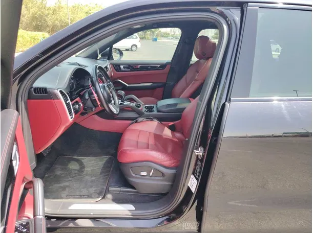 Car image 12
