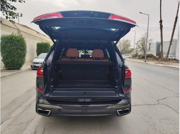 Car image 27