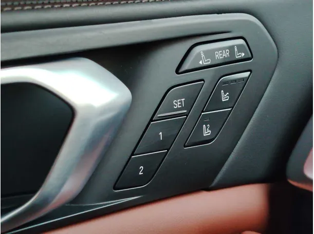 Car image 32