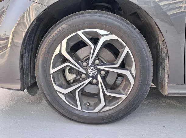 Car image 9