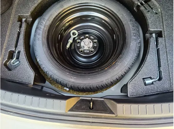 Car image 32