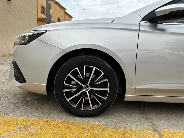 Car image 9
