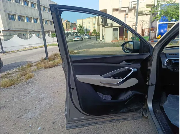 Car image 12