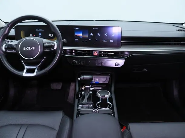 Car image 14