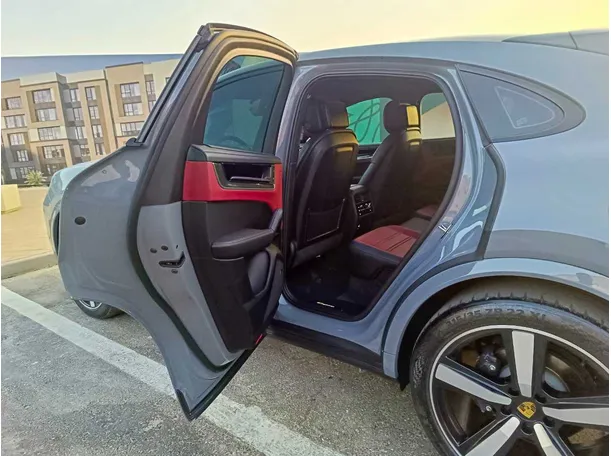 Car image 19
