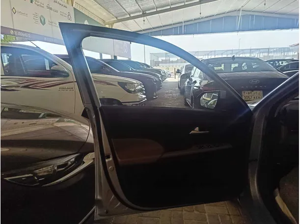 Car image 10