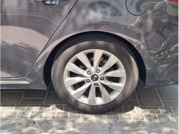 Car image 9