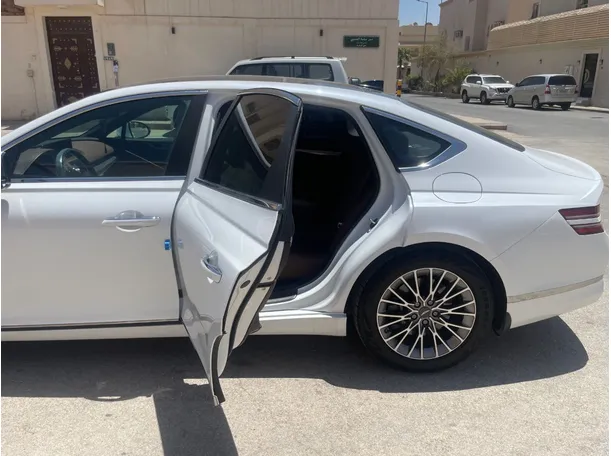 Car image 16