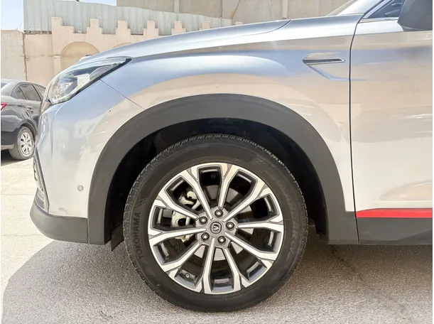 Car image 9