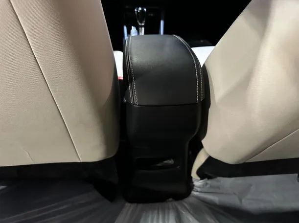 Car image 24