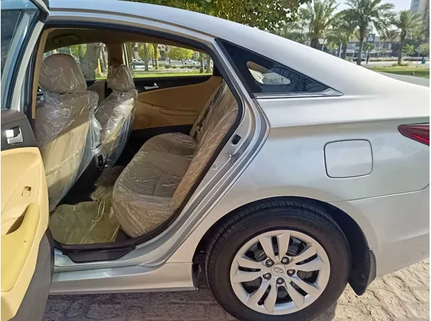 Car image 14