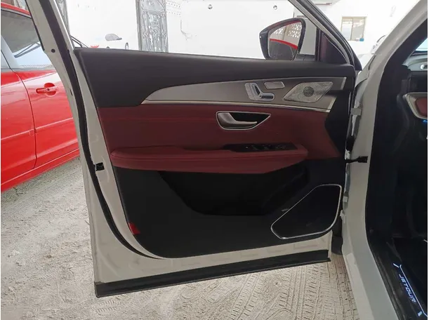 Car image 10