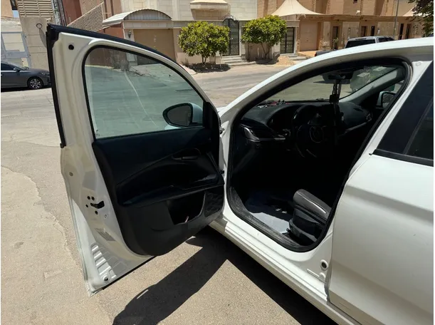 Car image 10