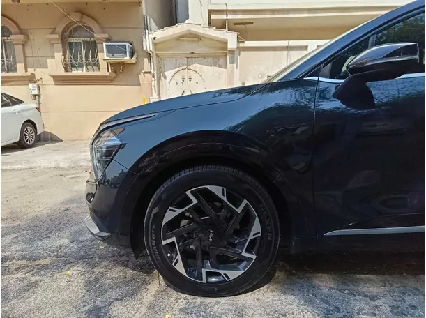 Car image 9