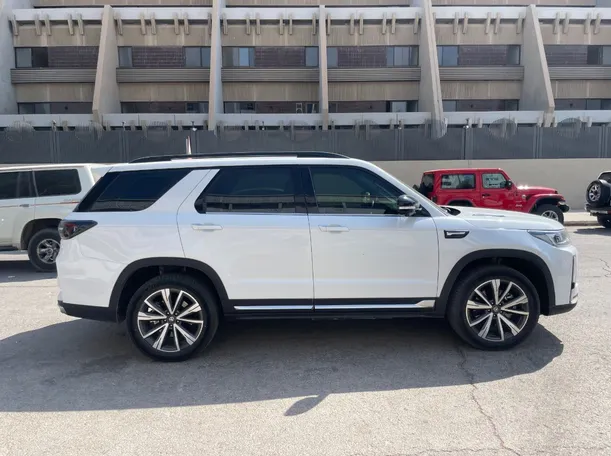 Car image 4