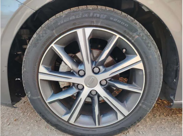 Car image 9