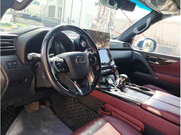 Car image 12
