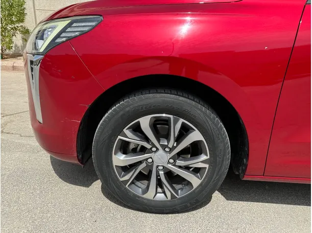Car image 9