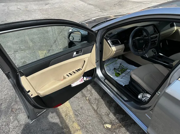 Car image 10