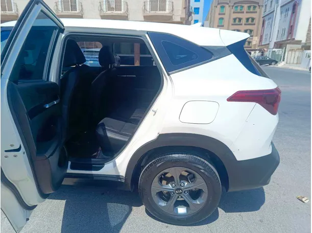 Car image 16