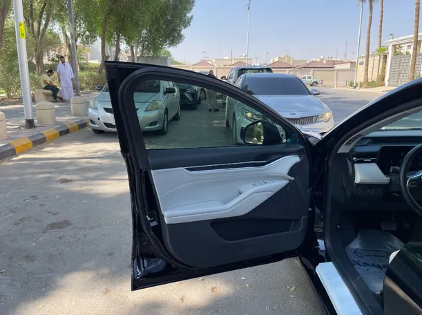 Car image 10