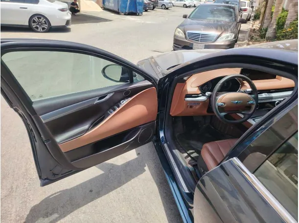 Car image 12