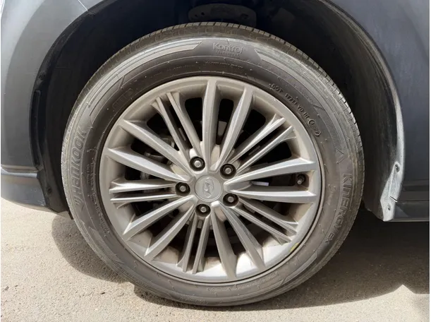 Car image 10