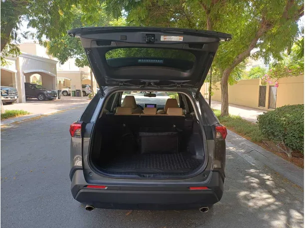 Car image 19