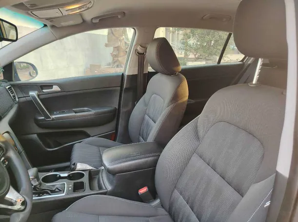 Car image 14